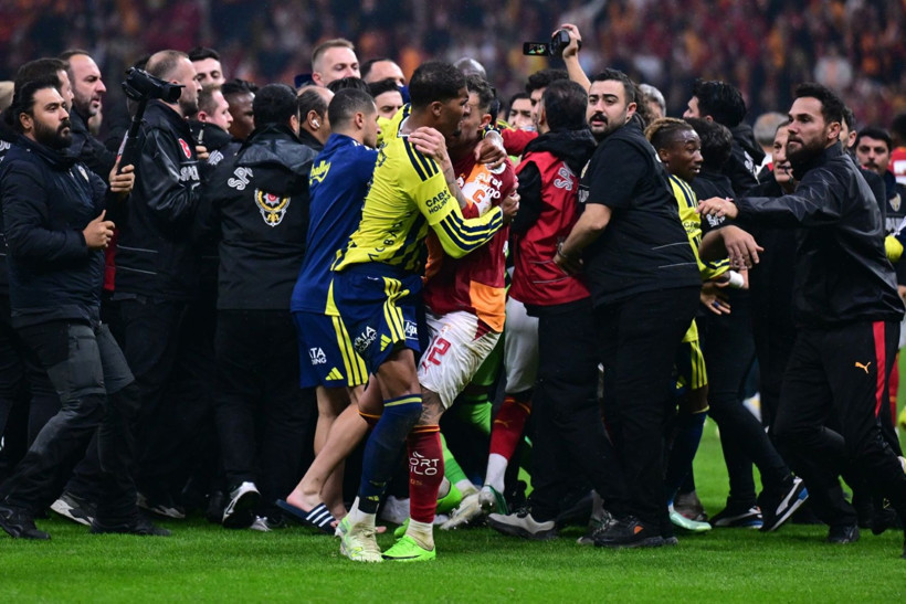 Galatasaray-Fenerbahçe derbisinde tekme tokat kavga. Polis sahaya girdi 2 kırmızı kart çıktı - Resim: 6