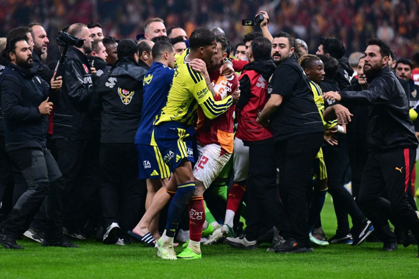 Galatasaray-Fenerbahçe derbisinde tekme tokat kavga. Polis sahaya girdi 2 kırmızı kart çıktı - Resim: 7