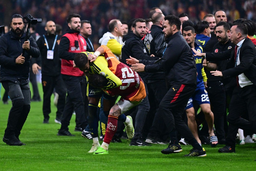 Galatasaray-Fenerbahçe derbisinde tekme tokat kavga. Polis sahaya girdi 2 kırmızı kart çıktı - Resim: 8