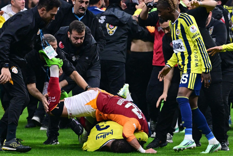Galatasaray-Fenerbahçe derbisinde tekme tokat kavga. Polis sahaya girdi 2 kırmızı kart çıktı - Resim: 9