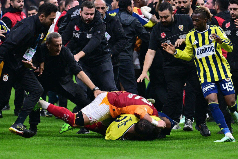 Galatasaray-Fenerbahçe derbisinde tekme tokat kavga. Polis sahaya girdi 2 kırmızı kart çıktı - Resim: 20