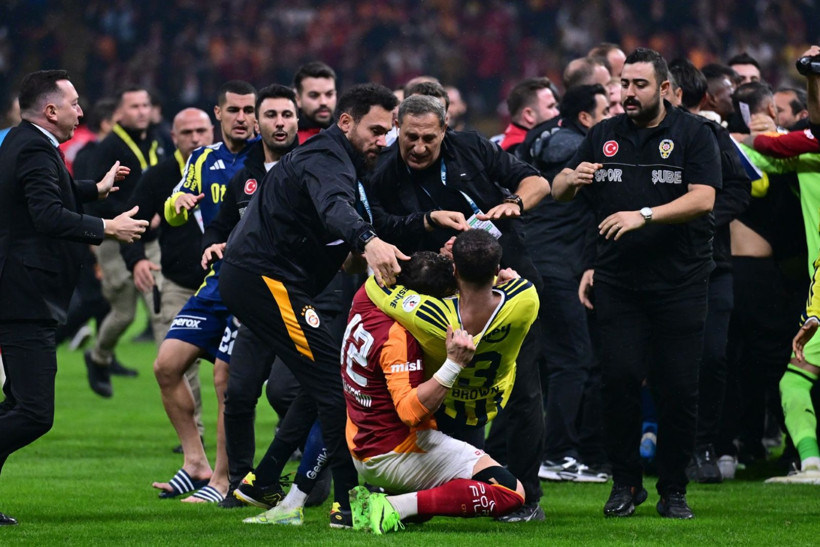 Galatasaray-Fenerbahçe derbisinde tekme tokat kavga. Polis sahaya girdi 2 kırmızı kart çıktı - Resim: 10