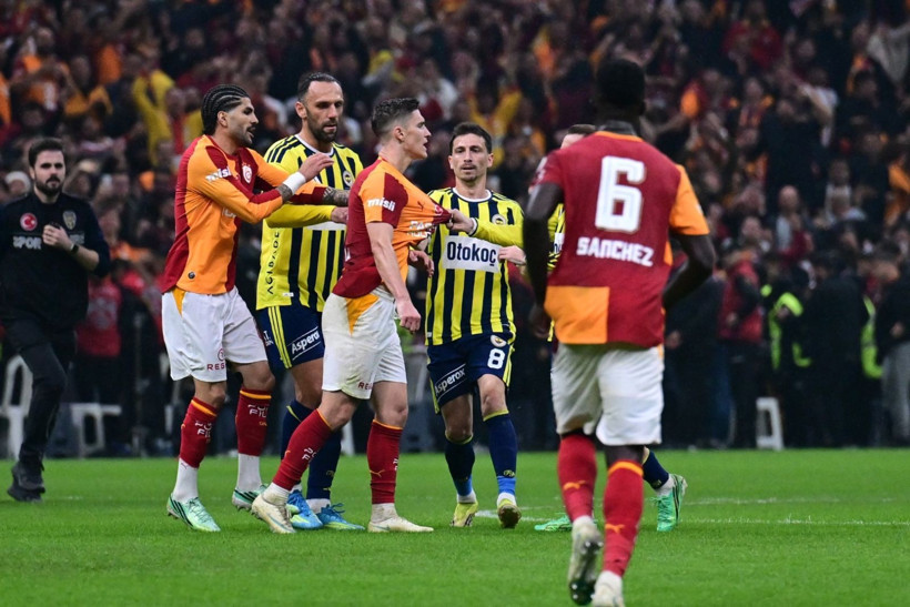 Galatasaray-Fenerbahçe derbisinde tekme tokat kavga. Polis sahaya girdi 2 kırmızı kart çıktı - Resim: 2