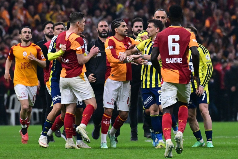 Galatasaray-Fenerbahçe derbisinde tekme tokat kavga. Polis sahaya girdi 2 kırmızı kart çıktı - Resim: 11