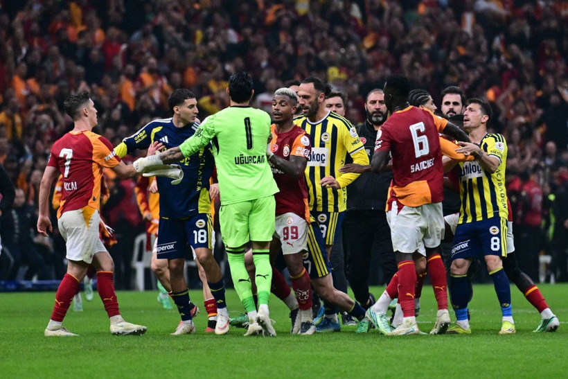 Galatasaray-Fenerbahçe derbisinde tekme tokat kavga. Polis sahaya girdi 2 kırmızı kart çıktı - Resim: 12