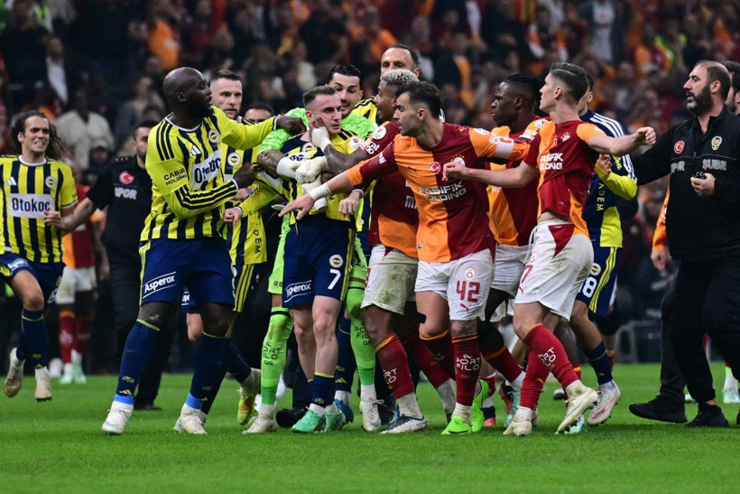 Galatasaray-Fenerbahçe derbisinde tekme tokat kavga. Polis sahaya girdi 2 kırmızı kart çıktı - Resim: 4