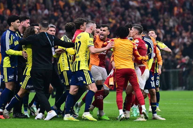 Galatasaray-Fenerbahçe derbisinde tekme tokat kavga. Polis sahaya girdi 2 kırmızı kart çıktı - Resim: 14