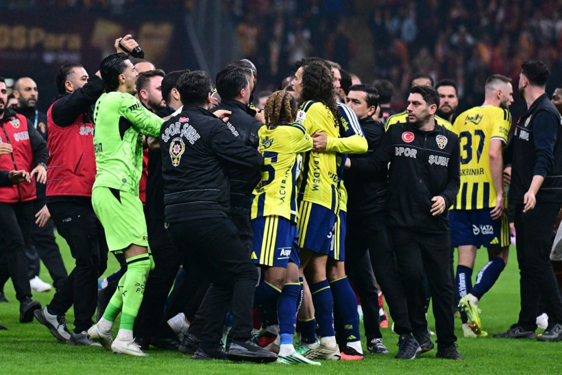 Galatasaray-Fenerbahçe derbisinde tekme tokat kavga. Polis sahaya girdi 2 kırmızı kart çıktı - Resim: 15
