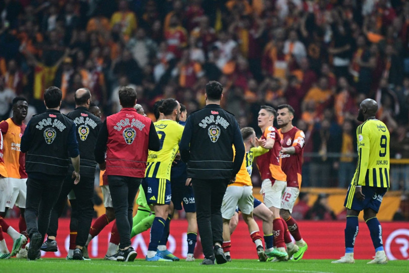 Galatasaray-Fenerbahçe derbisinde tekme tokat kavga. Polis sahaya girdi 2 kırmızı kart çıktı - Resim: 21