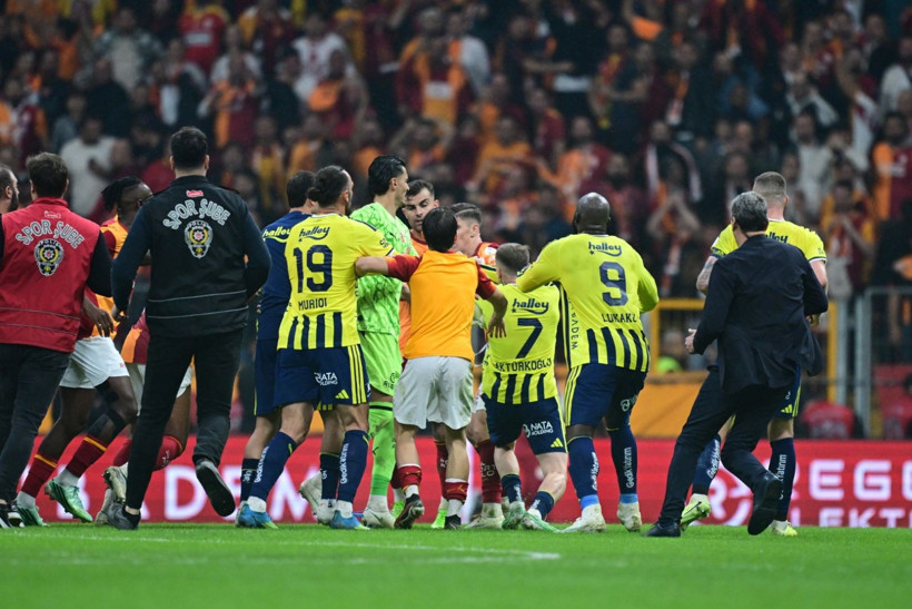 Galatasaray-Fenerbahçe derbisinde tekme tokat kavga. Polis sahaya girdi 2 kırmızı kart çıktı - Resim: 17