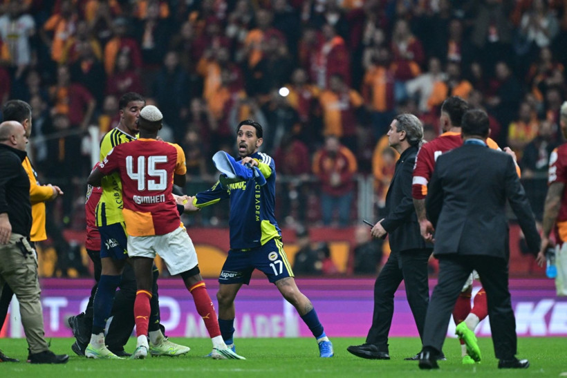 Galatasaray-Fenerbahçe derbisinde tekme tokat kavga. Polis sahaya girdi 2 kırmızı kart çıktı - Resim: 18