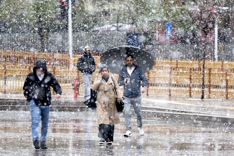 Yaz gelmeden kış geri döndü: Türkiye’nin doğusu beyaza büründü - Resim: 8