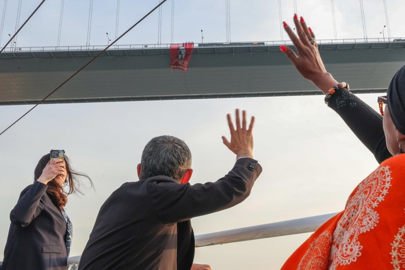 Köprüye “İmamoğlu'na özgürlük” pankartı asıldı