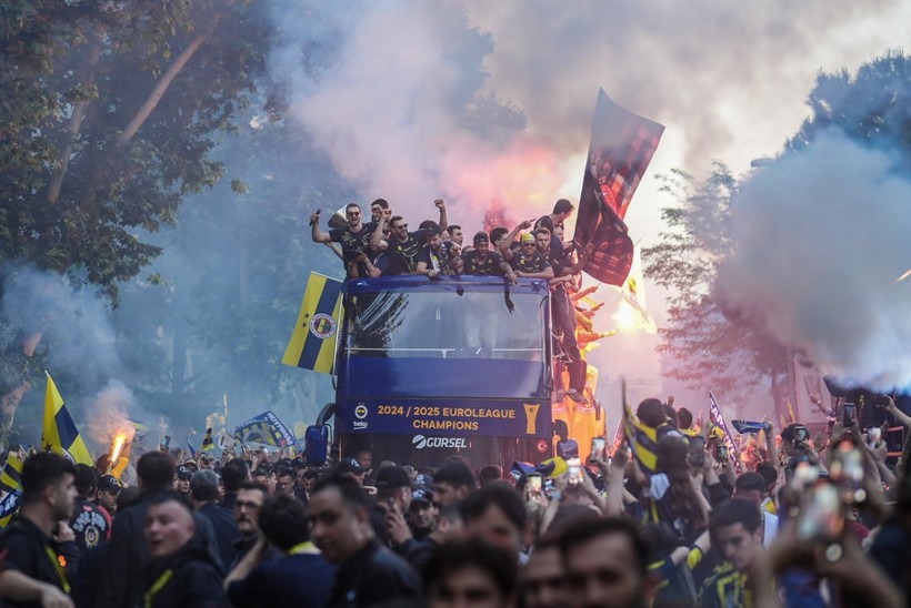 Euroleague şampiyonu Fenerbahçe Beko, Bağdat Caddesi'ni ateşe verdi! - Resim: 24