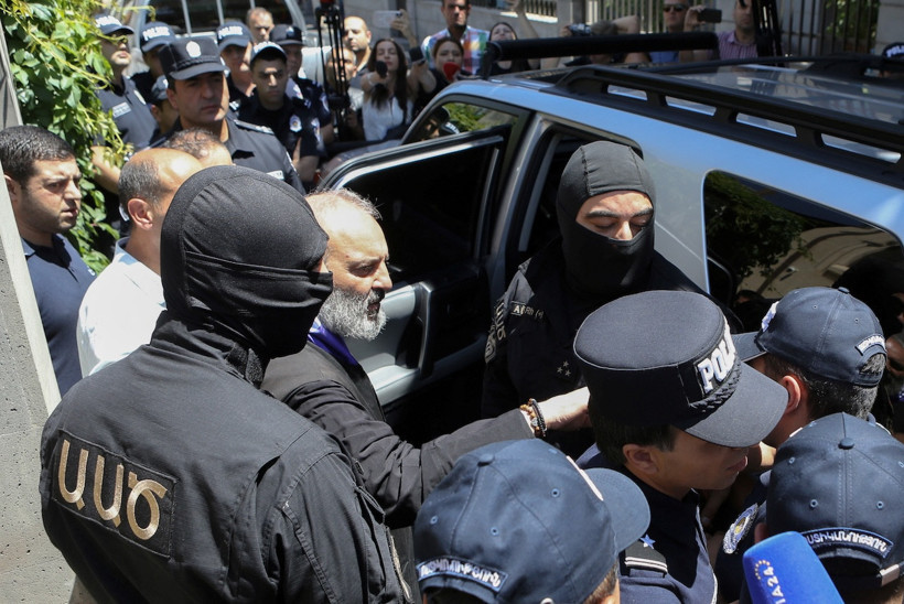 Darbe planlamakla suçlanan Başpiskopos gözaltına alındı - Resim : 1