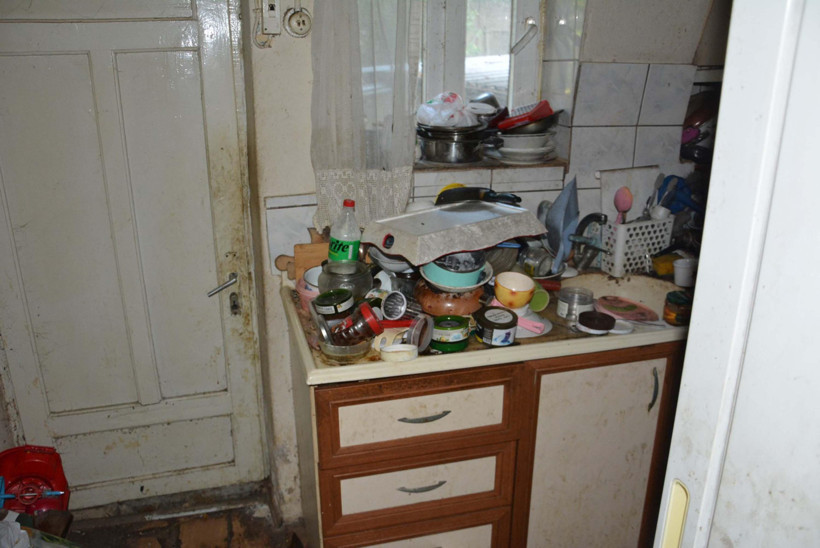 Adım atacak yer kalmamıştı: Evden 6 kamyon çöp çıktı - Resim : 4