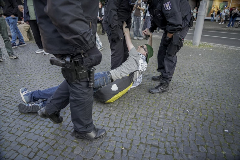 Almanya'da Filistin eylemine sert müdahale: Yerlerde sürüklendiler, gözaltına alındılar - Resim: 1