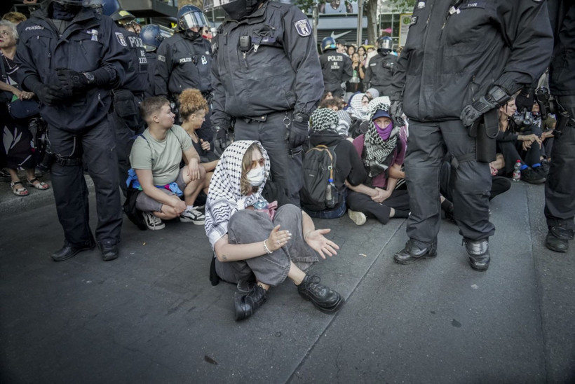 Almanya'da Filistin eylemine sert müdahale: Yerlerde sürüklendiler, gözaltına alındılar - Resim: 2