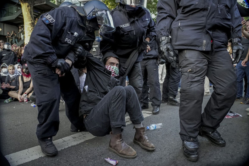 Almanya'da Filistin eylemine sert müdahale: Yerlerde sürüklendiler, gözaltına alındılar - Resim: 3