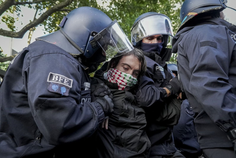 Almanya'da Filistin eylemine sert müdahale: Yerlerde sürüklendiler, gözaltına alındılar - Resim: 4