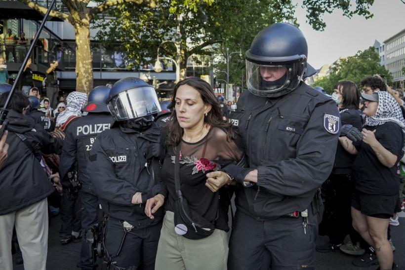 Almanya'da Filistin eylemine sert müdahale: Yerlerde sürüklendiler, gözaltına alındılar - Resim: 5