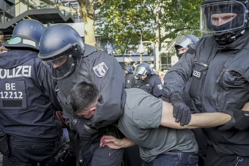 Almanya'da Filistin eylemine sert müdahale: Yerlerde sürüklendiler, gözaltına alındılar - Resim: 7