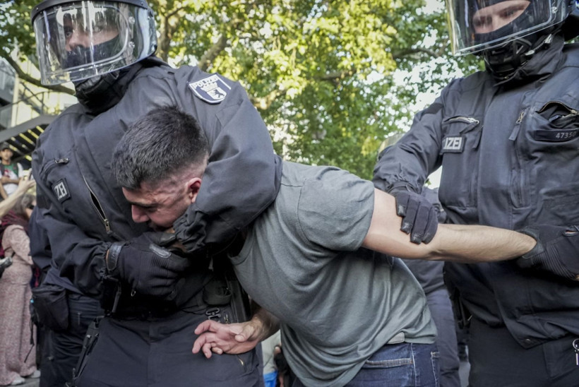 Almanya'da Filistin eylemine sert müdahale: Yerlerde sürüklendiler, gözaltına alındılar - Resim: 8