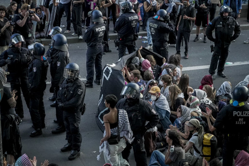 Almanya'da Filistin eylemine sert müdahale: Yerlerde sürüklendiler, gözaltına alındılar - Resim: 10