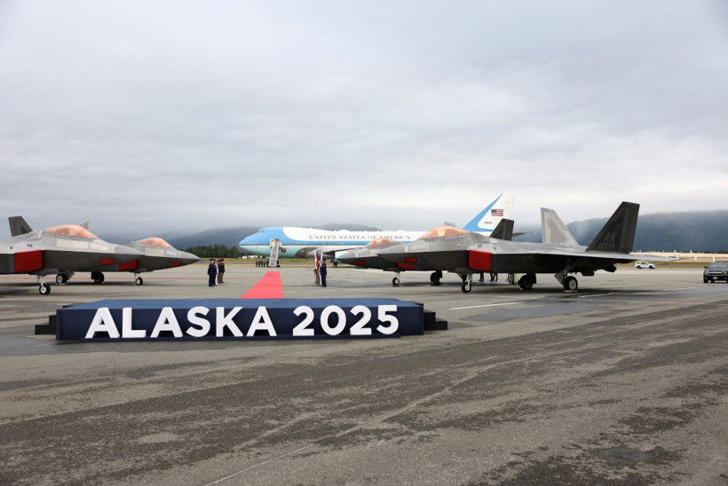 Trump ve Putin'in uçakları Alaska'ya indi: Barış çıkmazsa mutsuz olurum - Resim : 12