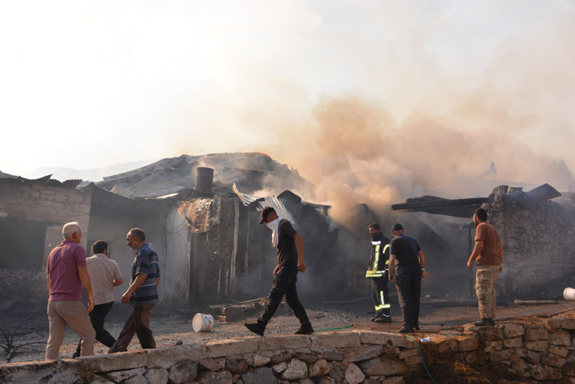 Köylüler isyan etti: Bir haftada üç yangın, onlarca ev ve ahır kül oldu - Resim : 1