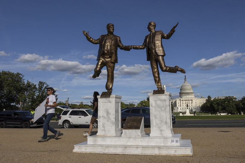 Trump ve Epstein'in heykeli ortaya çıktı - Resim : 1