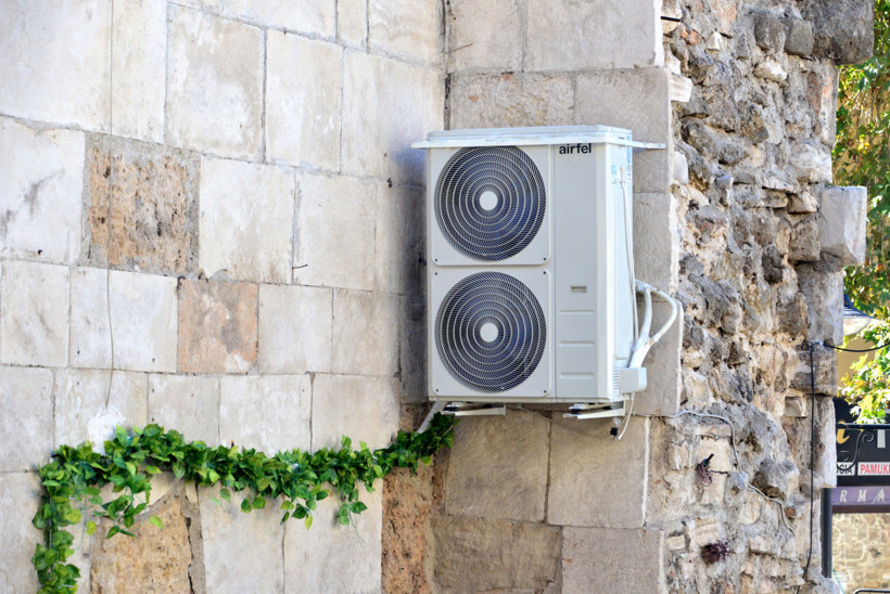 Antalya’da 2 bin yıllık burcun duvarı klima takmak için delindi - Resim : 1