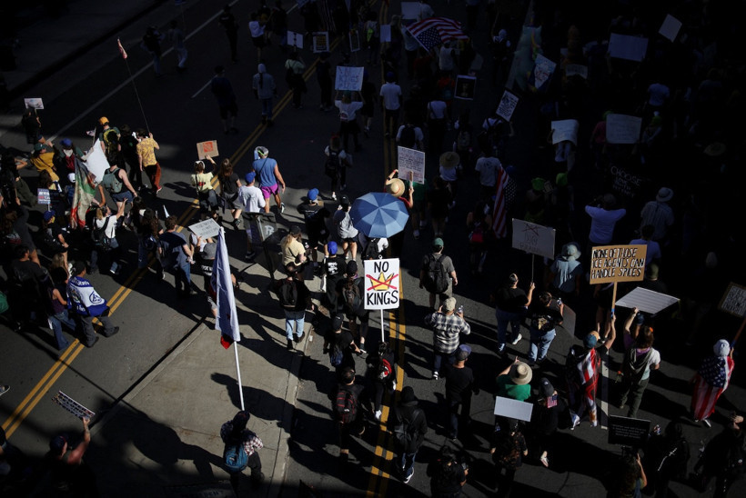 ABD'de halk "Krallara Hayır" eyleminde sokağa döküldü - Resim : 1