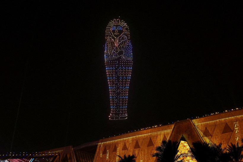 "Dördüncü Piramit" büyük gösterilerle açıldı - Resim : 2