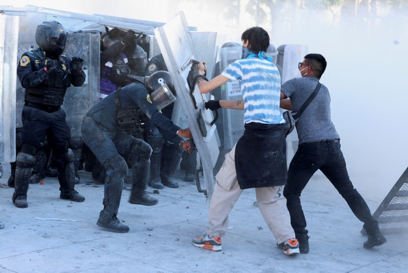 Z Kuşağı sokağa döküldü: Arbede yaşandı - Resim : 2