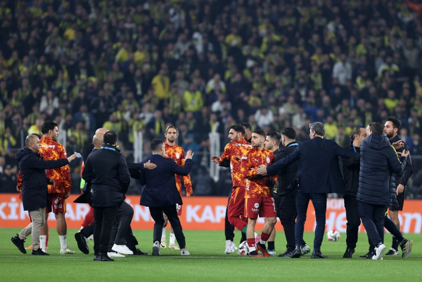 Fenerbahçe–Galatasaray derbisi öncesi şok kavga: Yıldız futbolcular birbirine girdi - Resim: 5