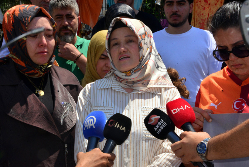 Kahramanmaraş'taki saldırıda hayatını kaybedenlerin aileleri, okul önünde bir araya geldi - Resim : 1