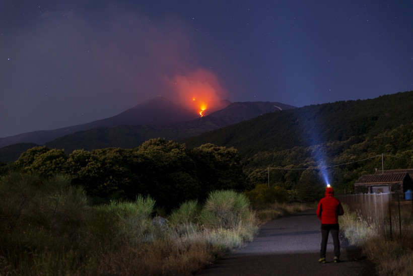 Etna Yanardağı kül ve lav püskürttü - Resim : 1