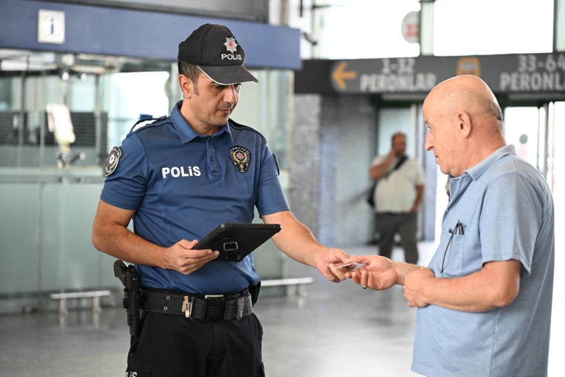Emniyet Genel Müdürlüğü 2 fotoğraf yayınlandı. Üç önemli detay vardı - Resim : 2