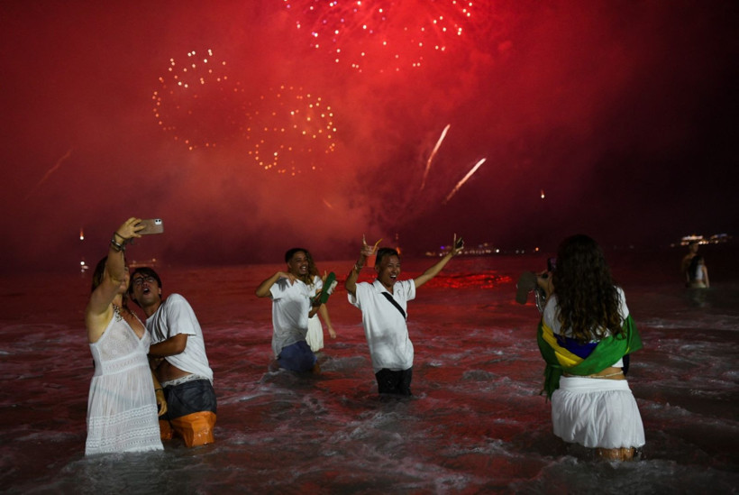 Yeni yıla plajda girdiler - Resim: 4
