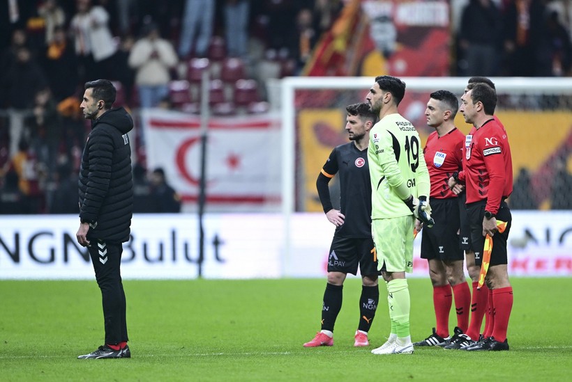 Galatasaray-Adana Demirspor maçında şok: Sahadan çekildiler! - Resim : 2