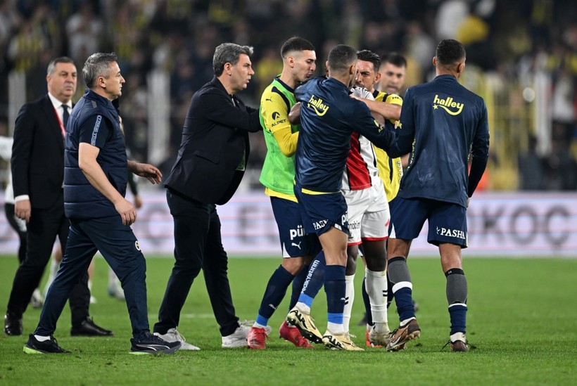 Kadıköy'de maç bitti, ortalık karıştı - Resim: 10