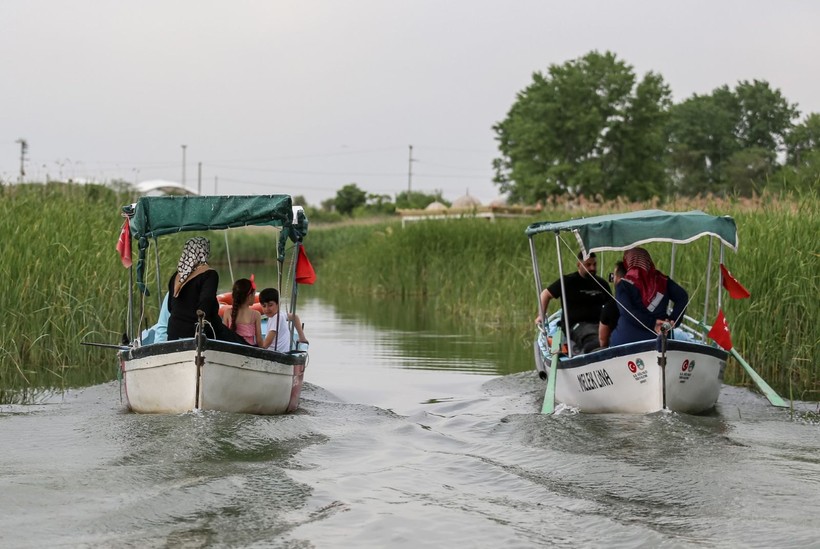 'Küçük Venedik' Gölyazı'nda kadın kaptanlar turizme yön veriyor - Resim: 15