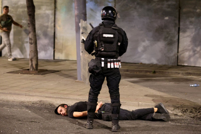 Sırbistan'da meydanlar savaş alanına döndü: Onlarca yaralı ve gözaltı var - Resim: 3