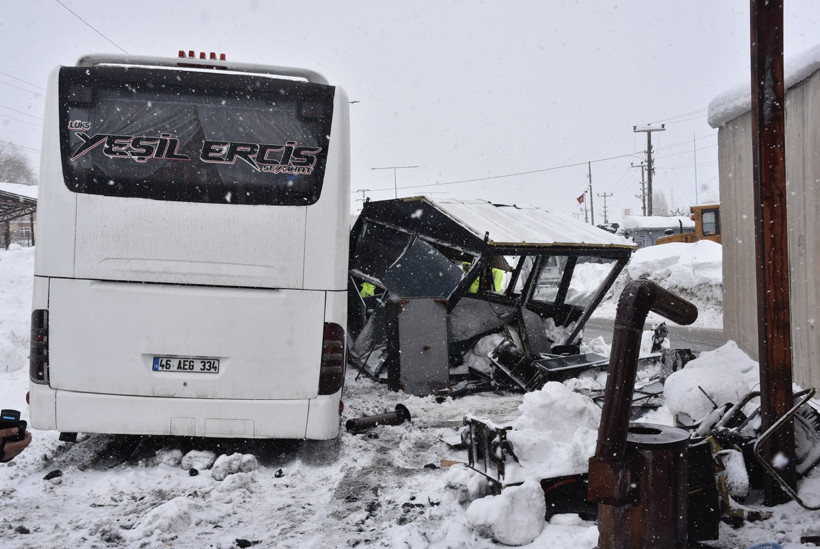 Yolcu otobüsü kontrol noktasındaki kulübeye çarptı: 4 polis yaralı - Resim : 1