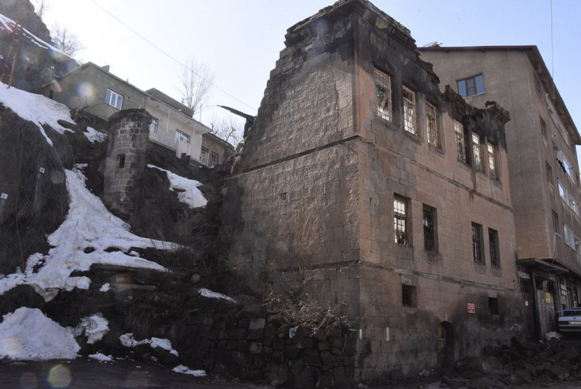 Tarihi evler yağışın etkisiyle yıkılmaya başladı - Resim : 3