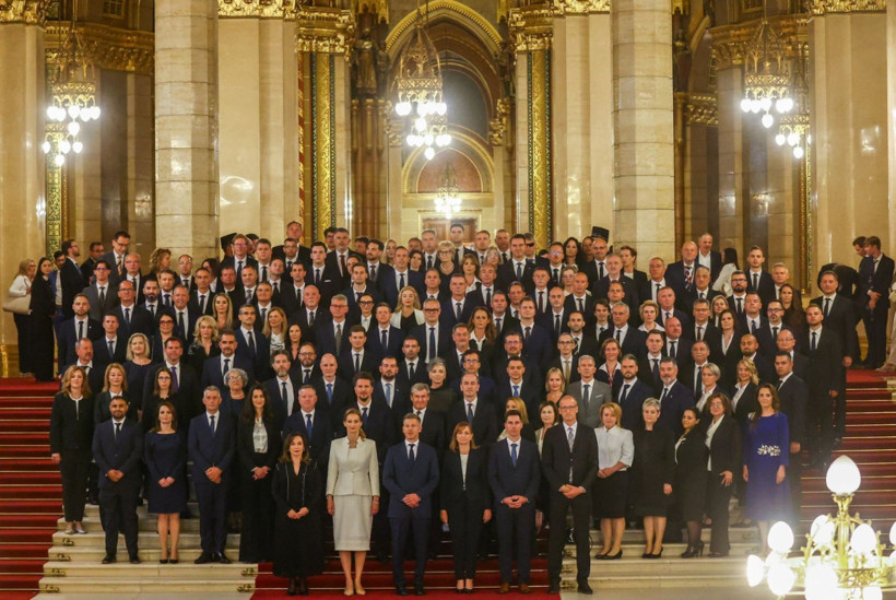 16 yıllık Orban dönemi resmen sona erdi - Resim: 9