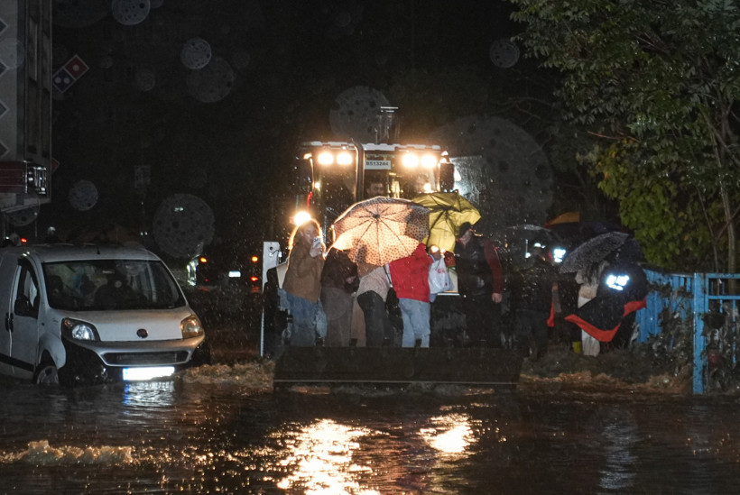 İstanbul kabusu yaşadı. 41 yıl sonra gelen rekor yağış afete dönüştü, 2 kişi öldü - Resim : 1