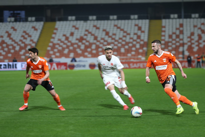 Şaka gibi olay: Top hakeme çarptı, gol iptal edildi - Resim : 2