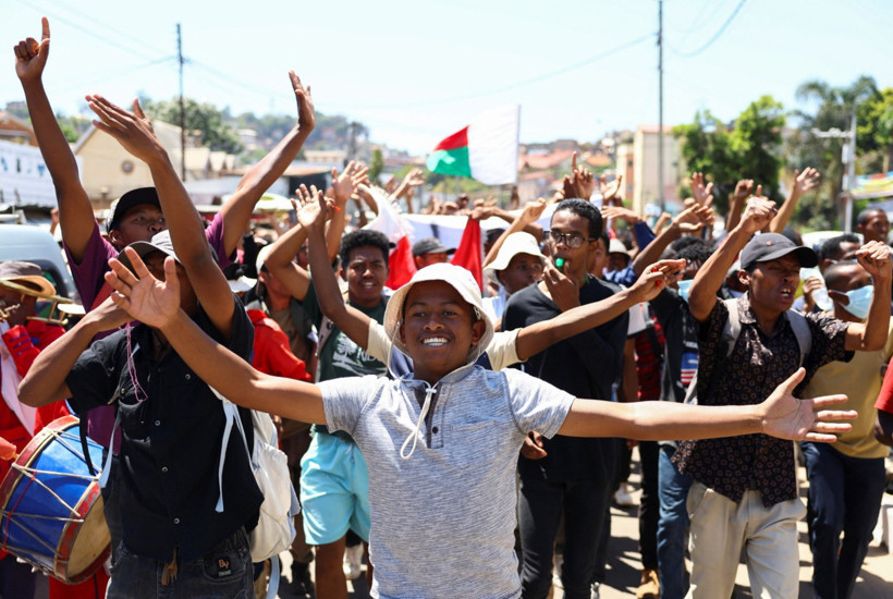Polis de Z kuşağının safına geçti: İstifa etmeyi reddeden 'firari' lider, Meclis'i feshetti - Resim : 1